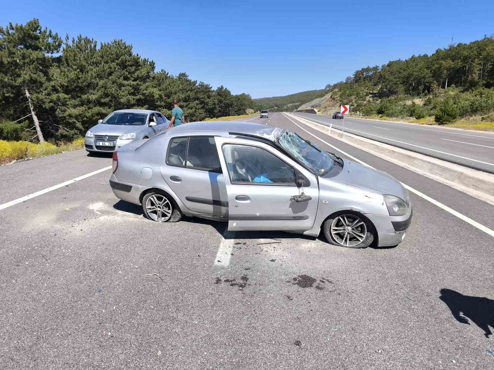 Tavşanlıda otomobil takla attı: 3 yaralı