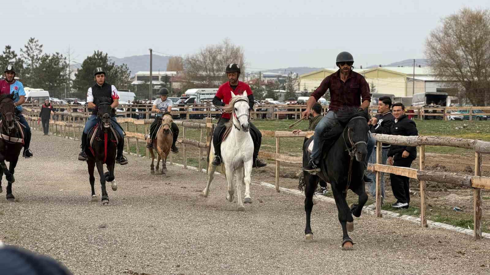 Tavşanlıda Rahvan At Yarışları büyük ilgi gördü