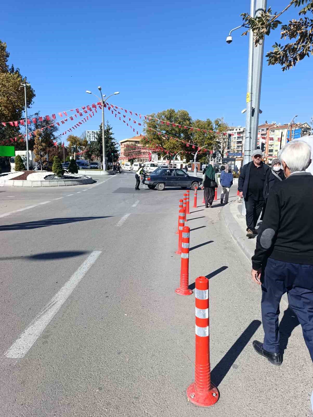 Trafikte yolun ortasında kalan otomobili kadın polis tek başına ittirerek çalıştırdı
