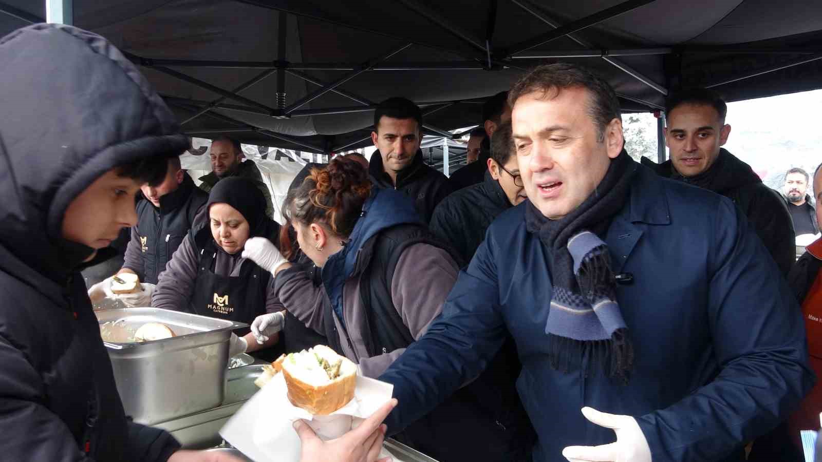 Uzun kuyrukların oluştuğu festivalde 2 ton 11 kilogram hamsi dağıtıldı