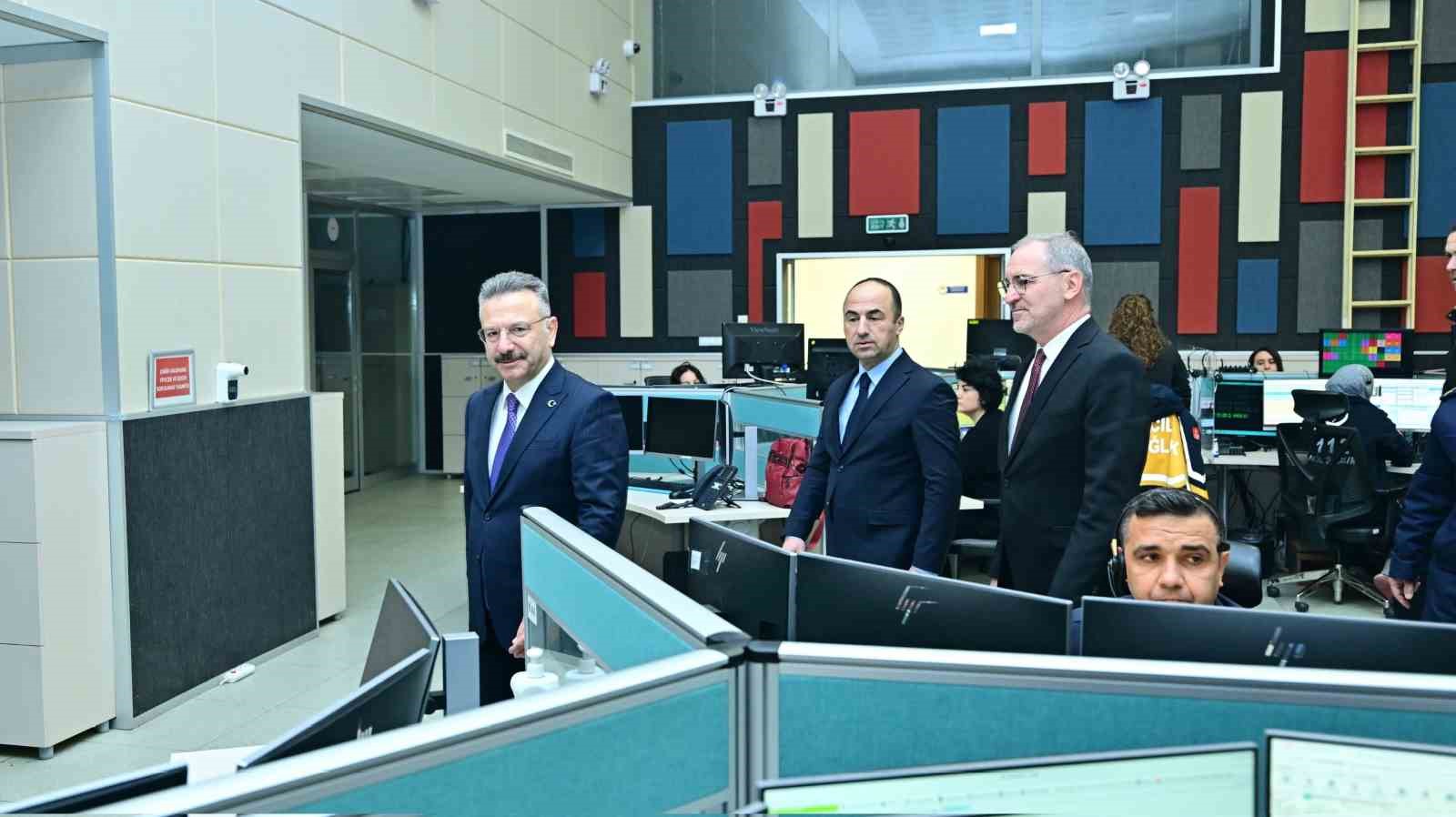 Vali Aksoy, 12 Acil Çağrı Merkezi personelinin yeni yılını kutladı