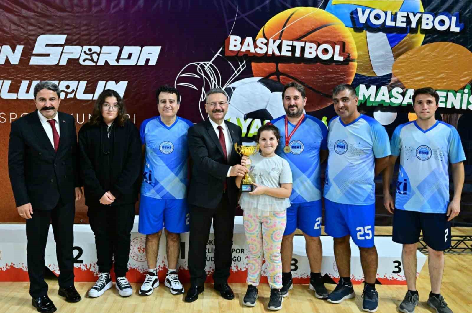 Vali Aksoy, 3. Kamu Spor Oyunlarında dereceye girenleri ödüllendirdi