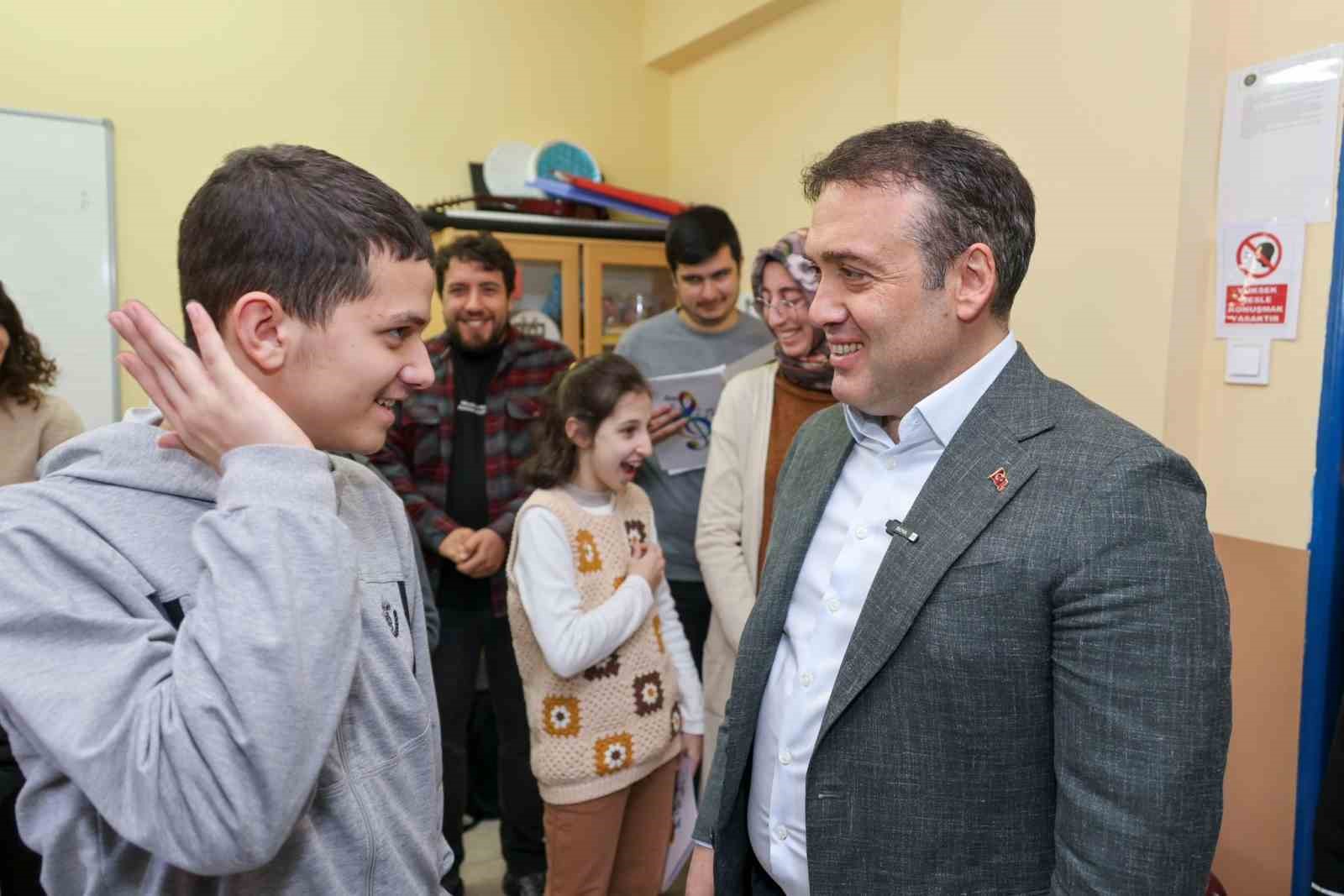 Vali Sözerden özel öğrencilere destek