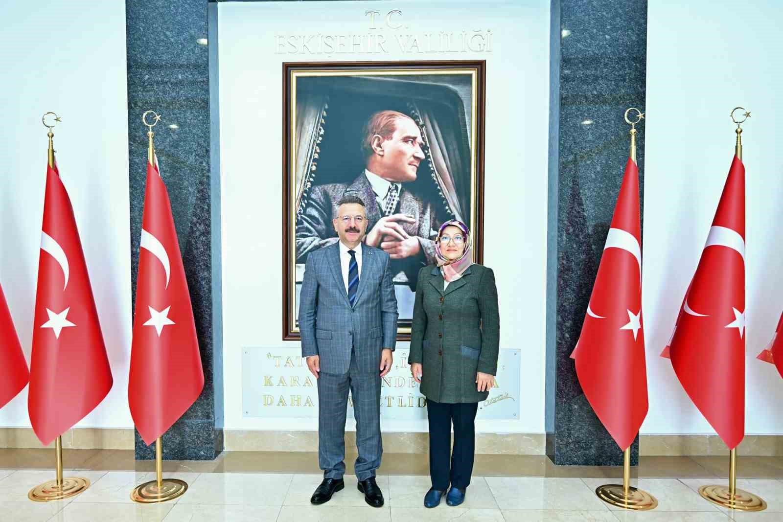 Valilik konutunu satıp okul yaptıran Vali Aksoyu mahallenin muhtarı ziyaret etti