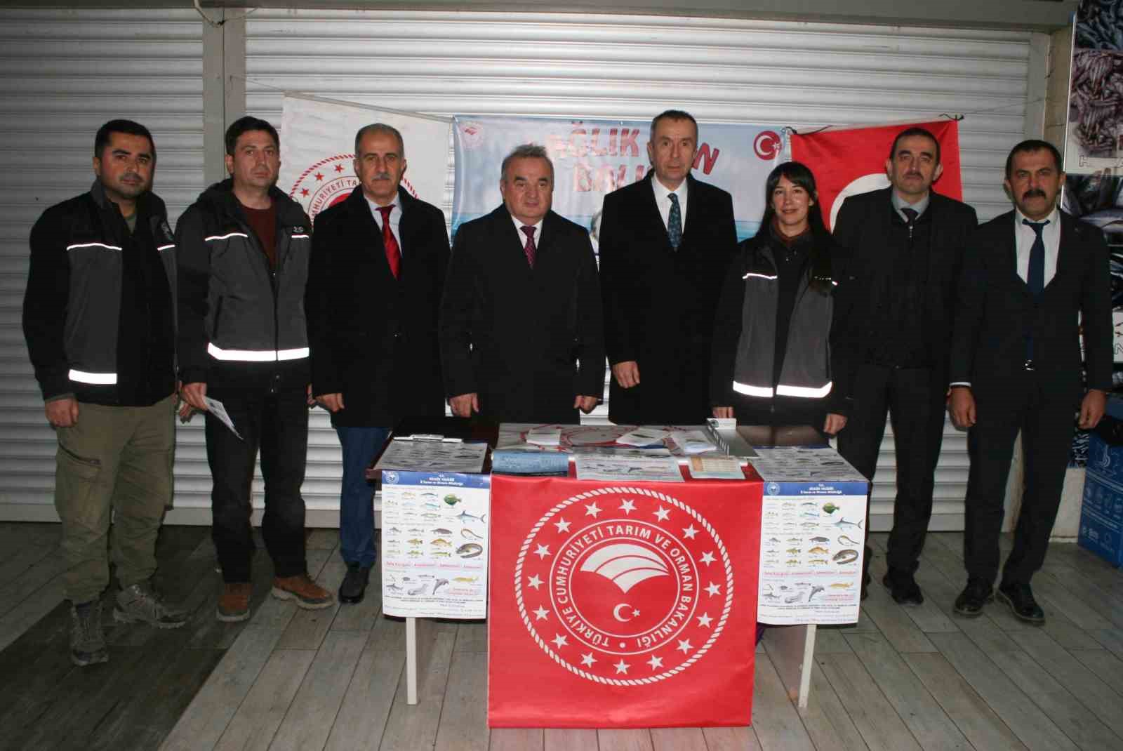 Pazarda Sağlık için Balık konulu stant kuruldu