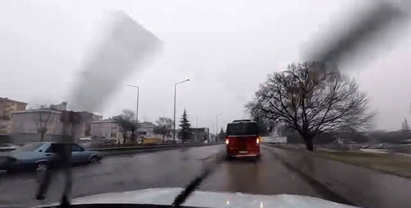 Yağış sonrası çevre yolu göle döndü, bazı araçlar yolda kaldı