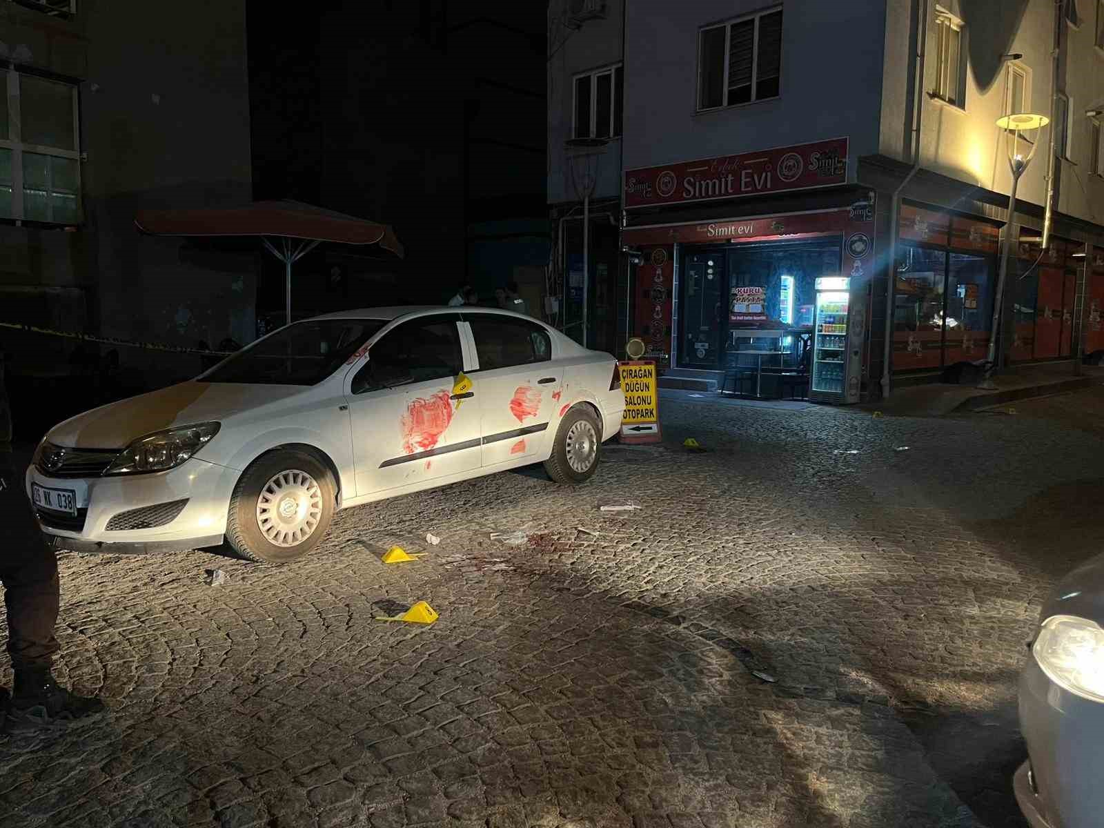 Yan baktın diyerek kuryeyi bıçaklayıp kaçtılar