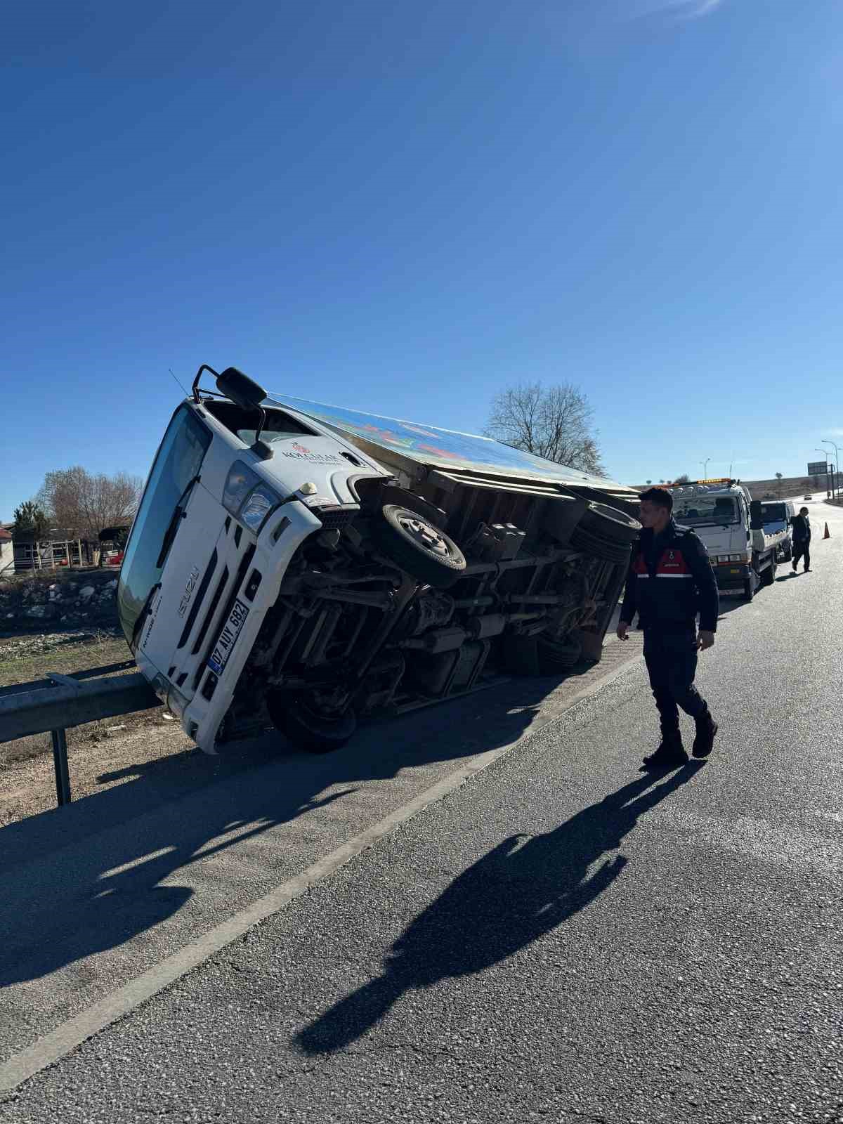 Yan yatan kamyonette 2 kişi yaralandı