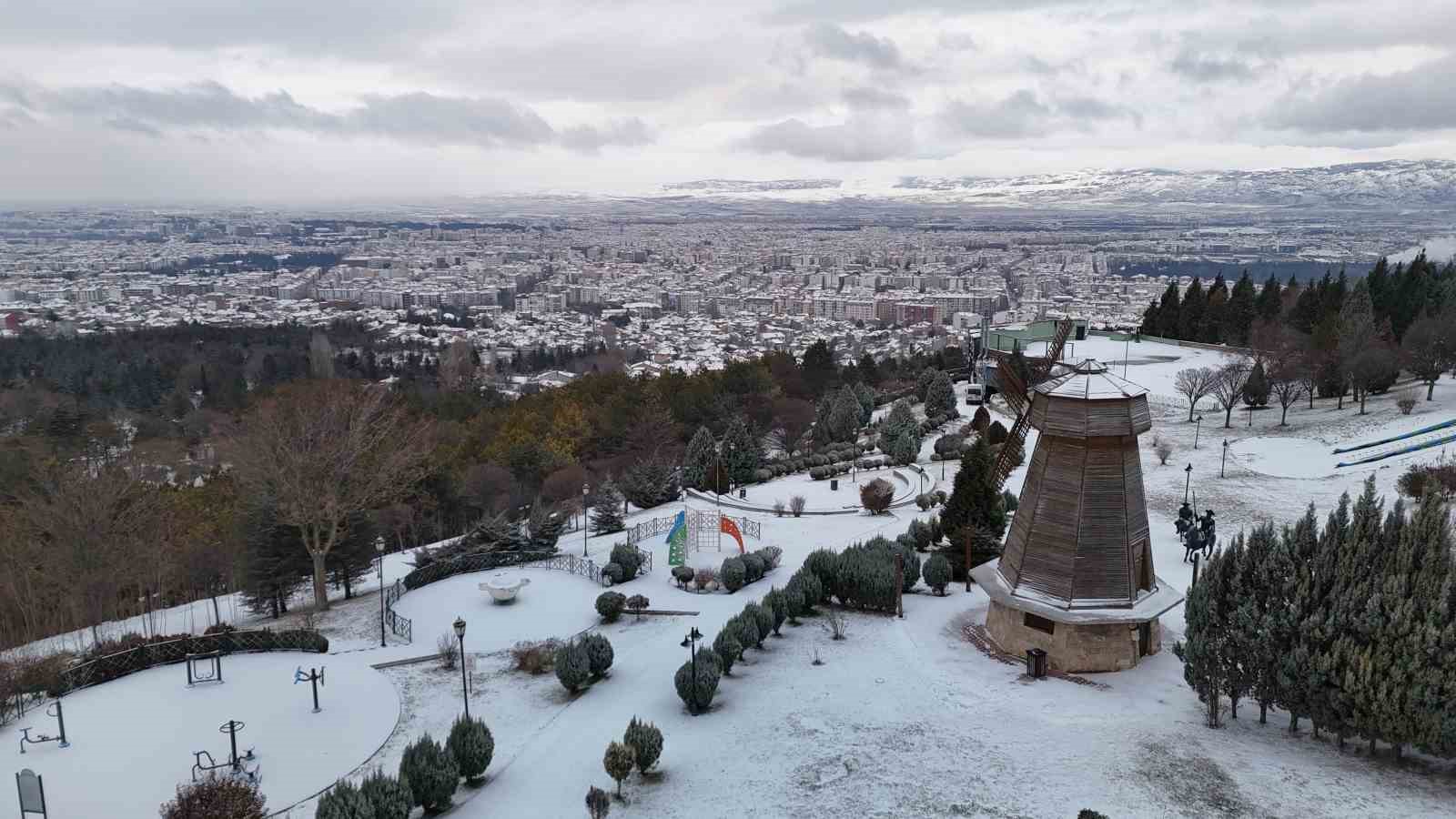 Yılın son karı Eskişehir'i beyaza bürüdü