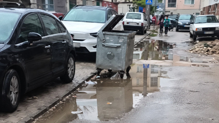 Okul yolundaki su birikintisi velileri endişelendiriyor: “Bu çocuklar nereden geçsin?”