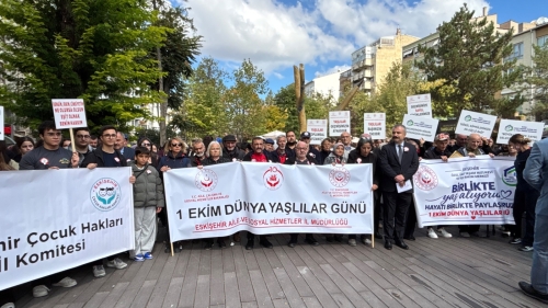 Eskişehir’de Yaşlılar Günü mehter marşı eşliğinde yürüyüşle kutlandı