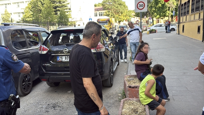 Eskişehir’de trafikte taşlı saldırı: Otomobilin camını kırıp sürücüyü darbettiler