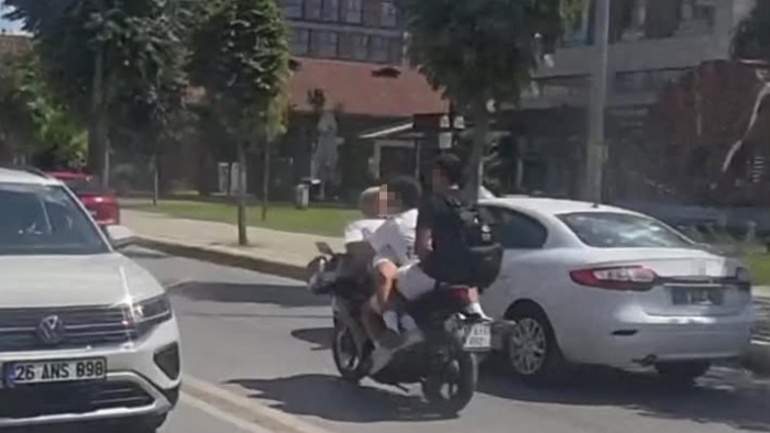 Eskişehir’de motosiklette “pes” dedirten yolculuk: 3 kişi kasksız, biri ters oturdu