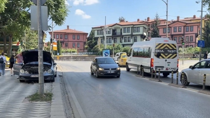 Eskişehir’de yola motor yağı döküldü: Sürücüler zor anlar yaşadı