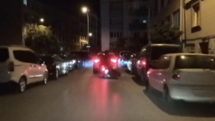 Eskişehir’de motosiklette tehlikeli anlar: Yalpalayıp yere savruldular