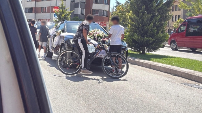 Bahşiş uğruna tehlikeye atıldılar: Gelin arabasının önünü kestiler