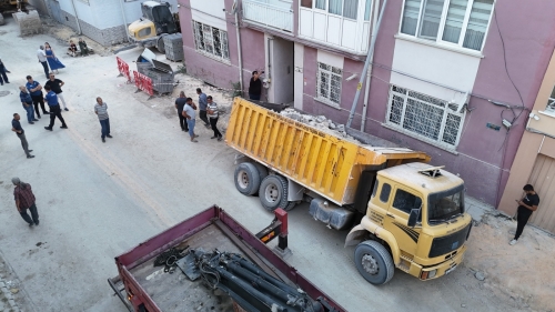 Eskişehir’de yol çöktü, kamyon çukura düştü: Elektrik direği binaya yaslandı