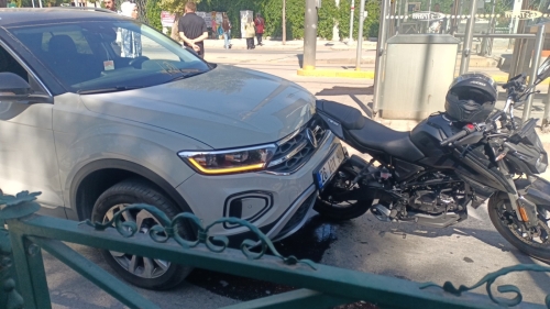 Eskişehir’de yayalara yol vermek için duran motosikletliye otomobil çarptı