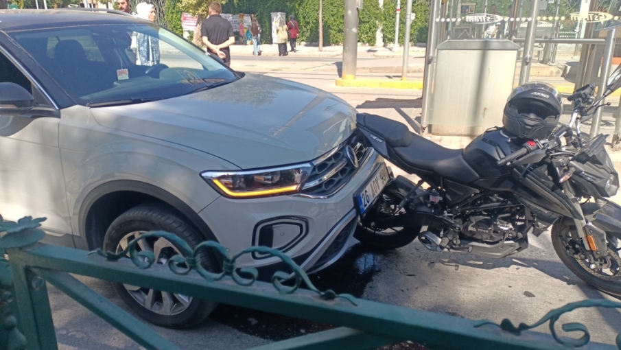 Eskişehir’de yayalara yol vermek için duran motosikletliye otomobil çarptı