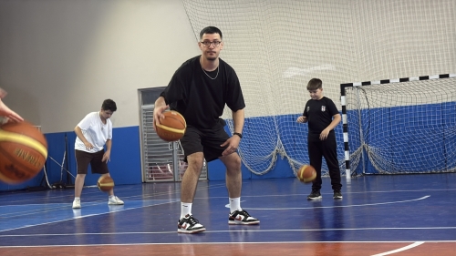 İşitme engelli antrenör Fikret Sözen, geleceğin basketbolcularını yetiştiriyor