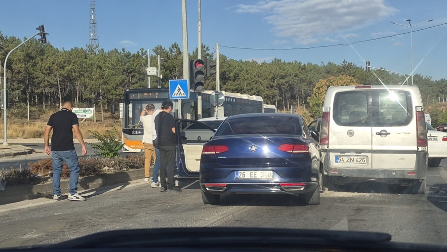 Eskişehir’de 3 araç çarpıştı: Trafik bir süre tek şeritten sağlandı