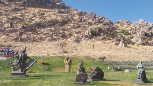 Sivrihisar’daki açık hava heykel müzesi turistlerin ilgi odağı