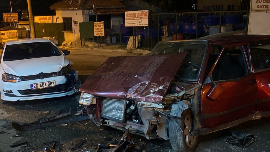 Eskişehir'de Kaza: 2 otomobil kafa kafa çarpıştı