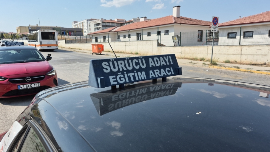 Ehliyet sınavlarında yeni dönem: Sabit parkurun yerini “serbest güzergâh” alıyor