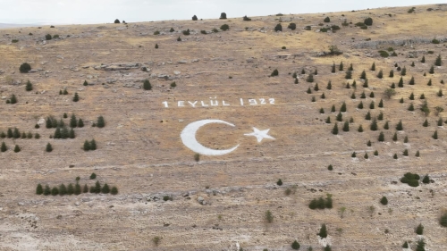 Seyitgazi’nin kurtuluşu öncesi dev ay yıldız yenilendi