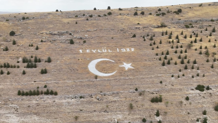 Seyitgazi’nin kurtuluşu öncesi dev ay yıldız yenilendi