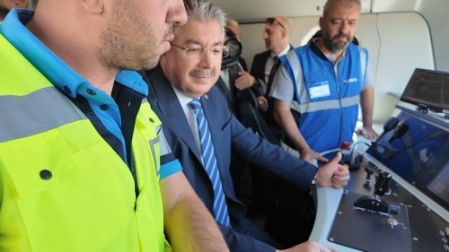 Vali Yılmaz, Eskişehir’de üretilen E5000’in direksiyonuna geçti