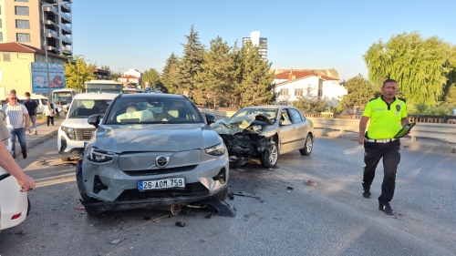 Eskişehir’de 4 araç birbirine girdi: 3 kişi yaralandı
