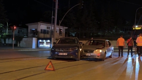 Eskişehir’de gece saatlerinde iki otomobil çarpıştı: 2 kişi yaralandı
