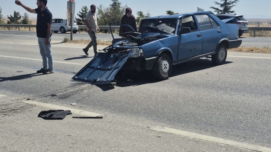 Sivrihisar’da iki otomobil çarpıştı: 1’i bebek, 1’i çocuk 6 yaralı