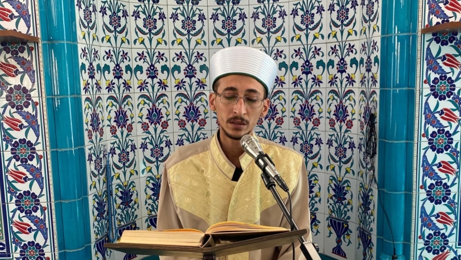 Eskişehirli imam konuşurken kekeliyor, Kur’an-ı Kerim okurken hiç takılmıyor
