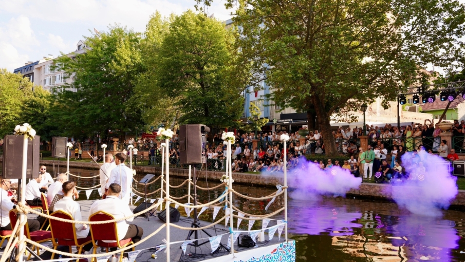 Porsuk Festivali’nin üçüncü gününde Adalar renkli görüntülere sahne oldu