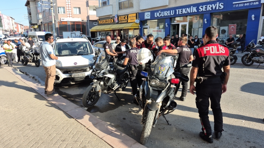 Eskişehir’de hafif ticari araç yunus polisine çarptı: 1 polis yaralı