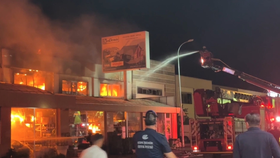 Baksan Sanayi Sitesi’nde yangın: Alevlere TOMA ile de müdahale edildi