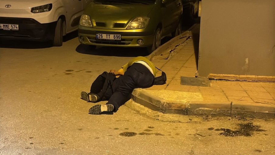 Alkollü şahıs kaldırımda sızdı, telefonunda müzik çalmaya devam etti