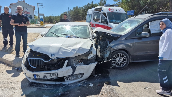 Eskişehir’de hafif ticari araç ile otomobil çarpıştı: 3’ü çocuk 7 yaralı