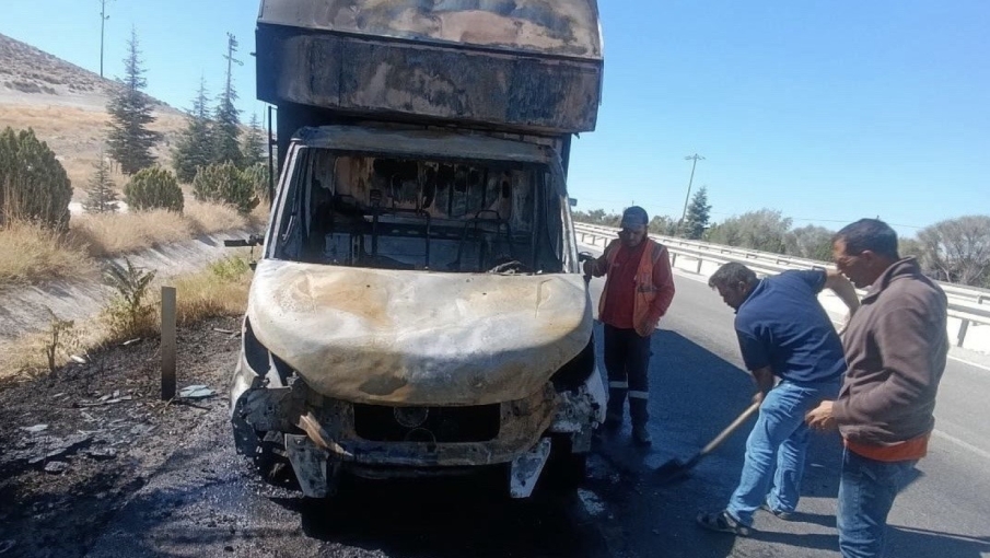 Eskişehir’de seyir halindeki kargo aracı alevlere teslim oldu