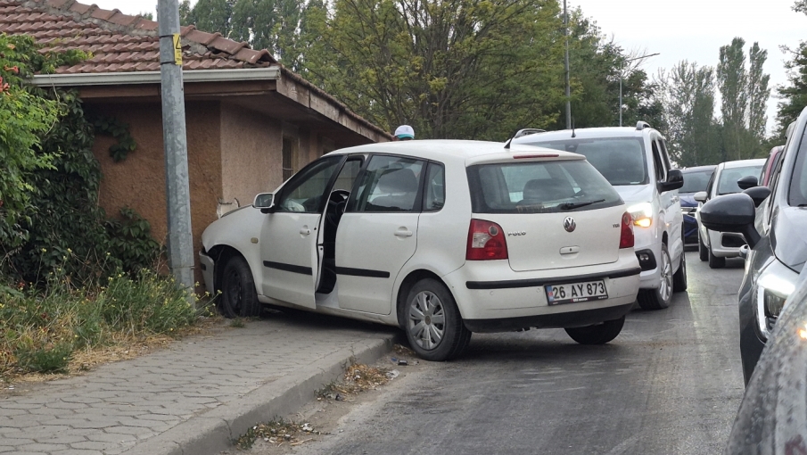Eskişehir’de kontrolden çıkan otomobil karşı şeride geçti: Duvara çarparak durabildi