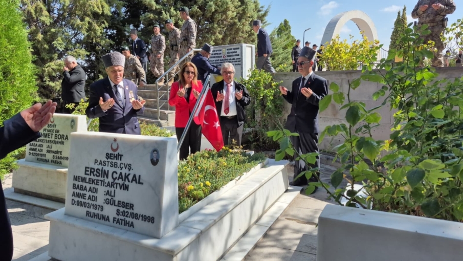 Eskişehir’de gaziler ve şehit yakınlarından şehitliklere ziyaret