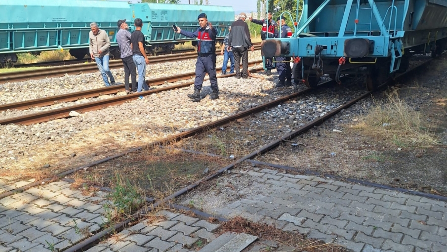 Eskişehir’de vagonda dehşet: Oğlunu kurtarmak isteyen baba da akıma kapıldı