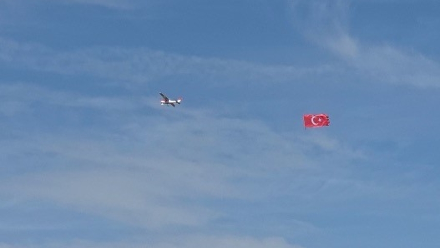 Eskişehir semalarında dev model uçaktan Türk bayraklı gösteri