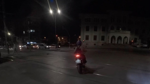 Eskişehir’de yolu şaşıran motosikletli arkadaşını güldürdü