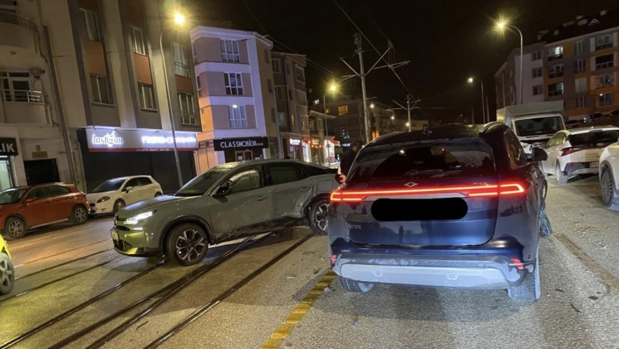 Eskişehir’de kaza tramvay seferlerini durdurdu