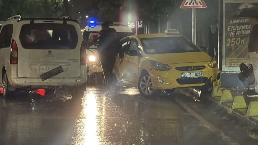 Eskişehir’de yağmur kazayı beraberinde getirdi: 3 yaralı