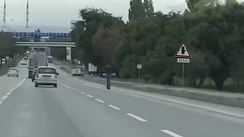 Eskişehir çevre yolunda tehlikeli scooter yolculuğu