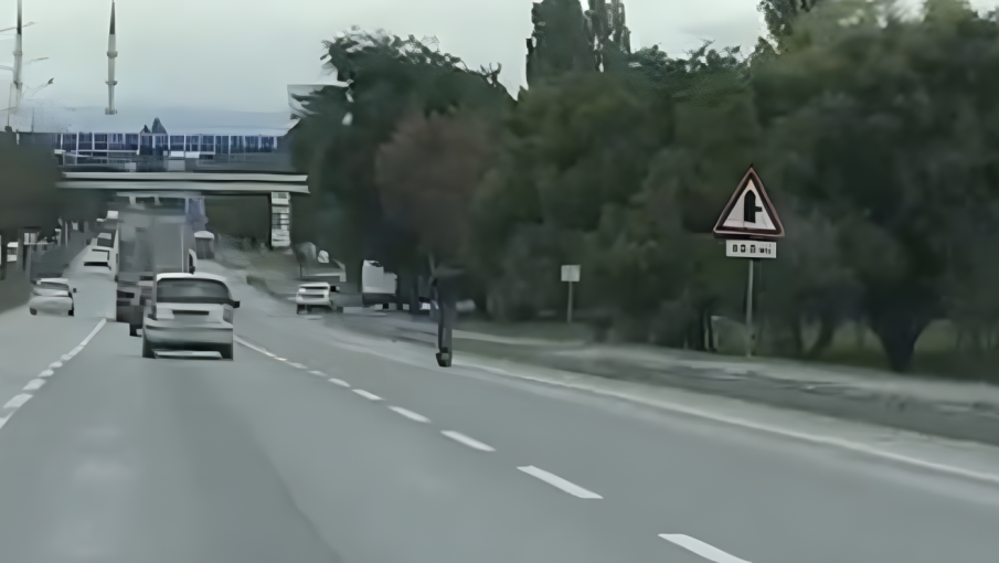 Eskişehir çevre yolunda tehlikeli scooter yolculuğu